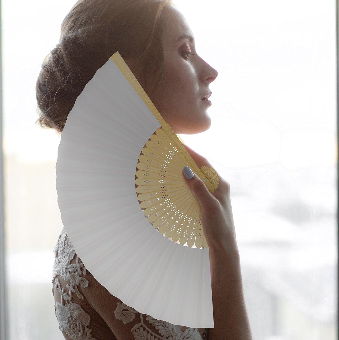 Éventail traditionnel élégant en bois naturel et papier blanc