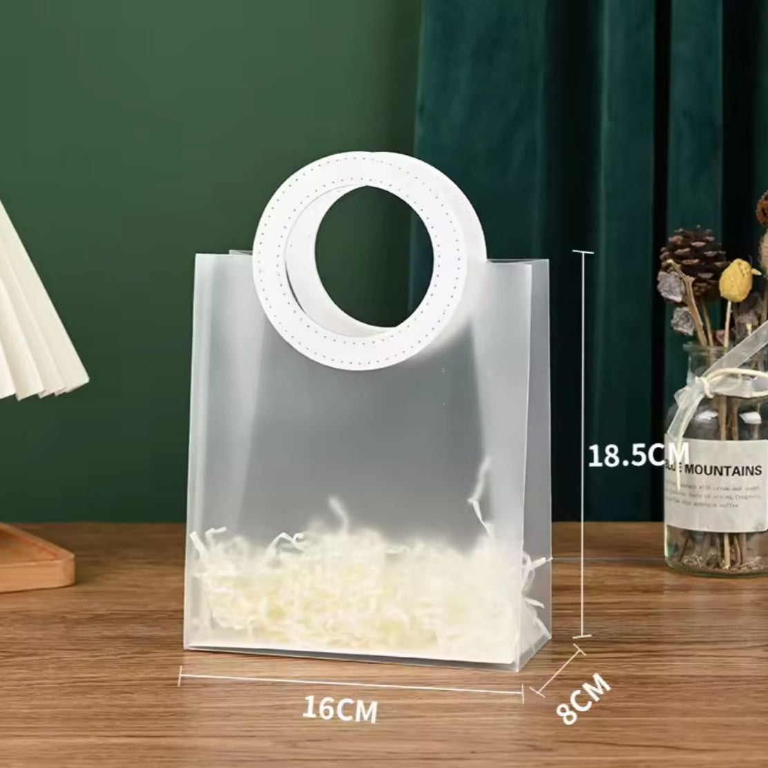Sac à main transparent élégant avec poignée ronde en cuir coloré, dimensions 18 × 16 × 8 cm