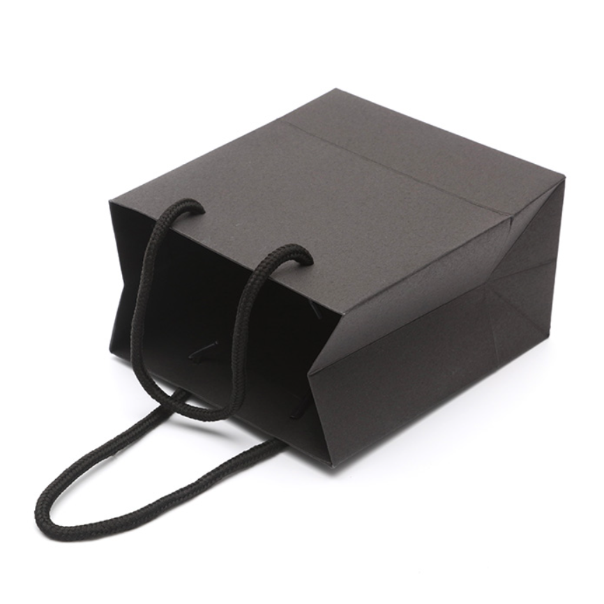 Petit Sac Cadeau Élégant en Papier avec Poignée en Corde (16×16×8 cm) noir mate