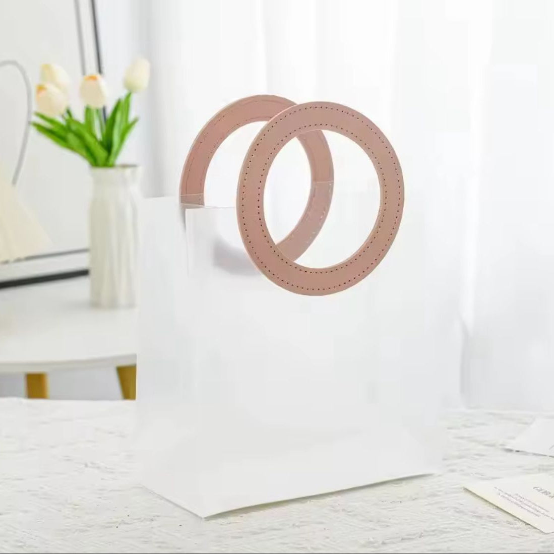 Sac à main transparent élégant avec poignée ronde en cuir coloré, dimensions 18 × 16 × 8 cm